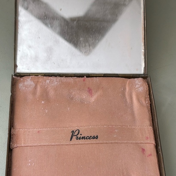 Vintage 1940 brass Red Rose Decorative Box Princess makeup mirror Case 🥰 - Picture 5 of 8